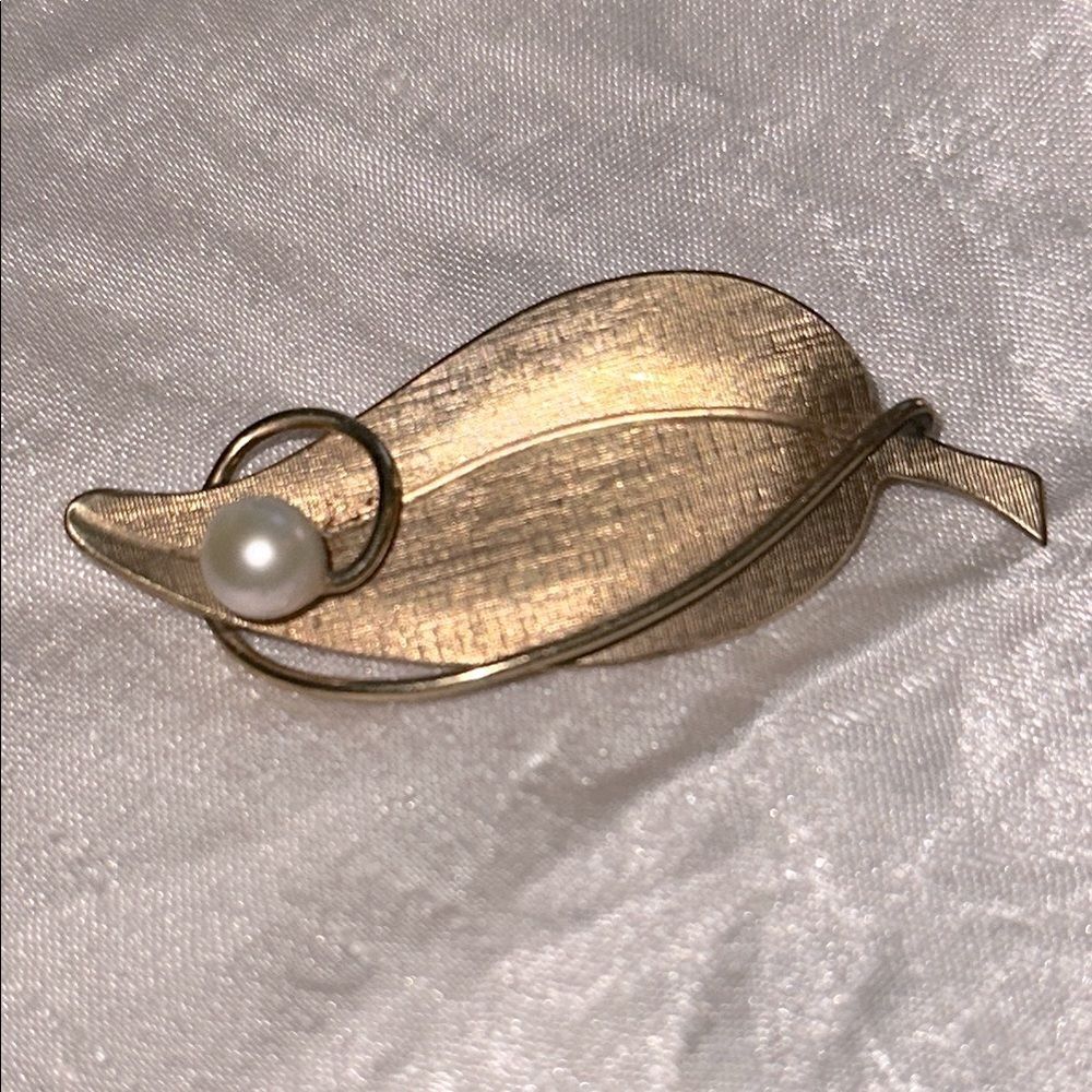 Vintage Gold Tone Leaf Brooch with Pearl‎ Accent